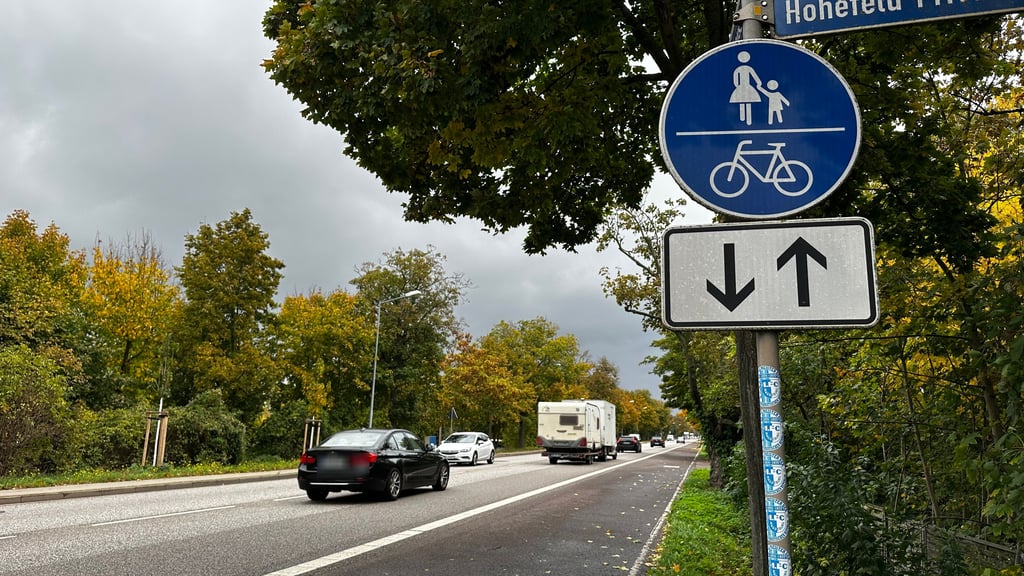 Der Fuß- und Radweg auf der südlichen Seite der Berliner Chaussee Magdeburg ist baulich nicht von der Fahrbahn getrennt. Das birgt Gefahren.