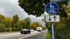 Der Fuß- und Radweg auf der südlichen Seite der Berliner Chaussee Magdeburg ist baulich nicht von der Fahrbahn getrennt. Das birgt Gefahren.