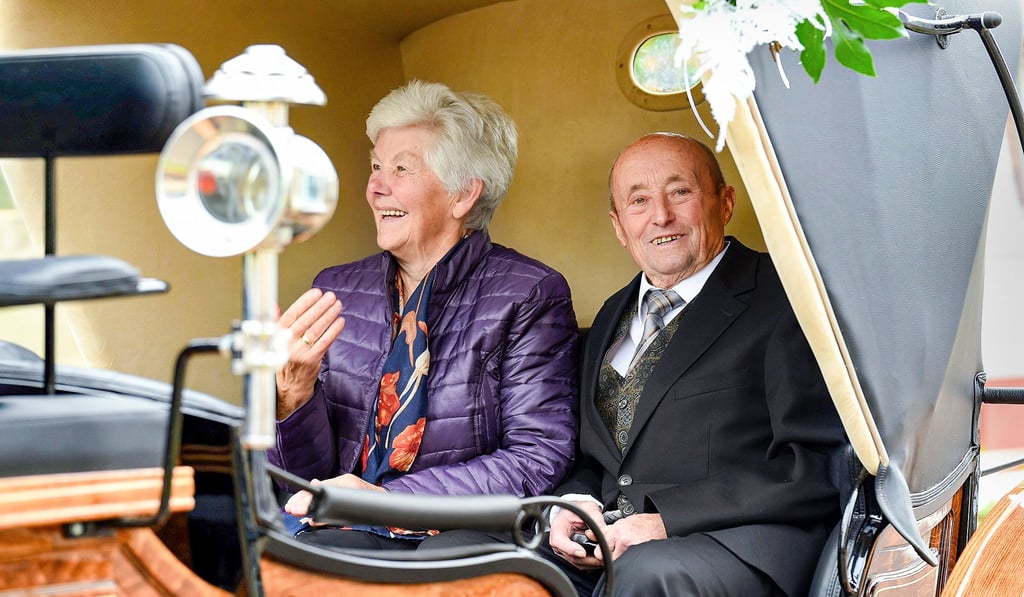 Das eiserne Hochzeitspaar Margarete und Dietmar Cosel fuhr in der Pferdekutsche zur Feier.
