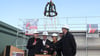 Wissenschaftsminister Armin Willingman, Uni-Rektor Jens Strackeljan, Manuela Schwartz (Rektorin Hochschule Magdeburg Stendal), Folker Roland (Rektor Hochschule Harz) und Michael Truthmann, Geschäftsführer Industriebau Wernigerode (von links), sorgen per Knopfdruck für das Hissen der Richtkrone.