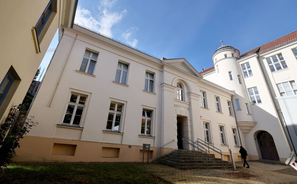 An die Schule des vermissten Fabian kamen am Montag auch Ermittler.