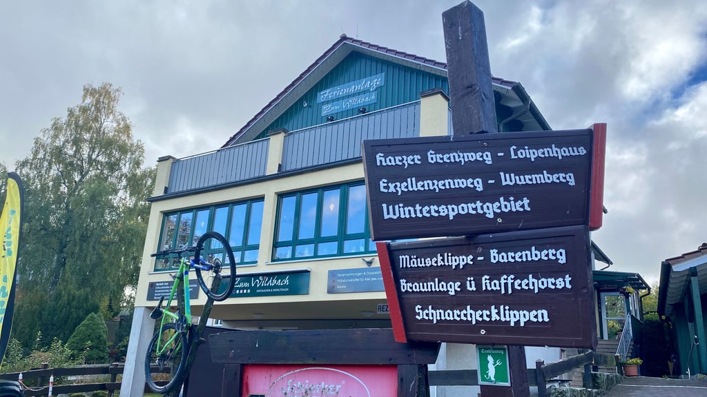 Die Ferienanlage "Zum Wildbach" mit ihren 20 Ferienwohnungen und drei Doppelzimmern ist am Barenberg in Schierke zu finden.