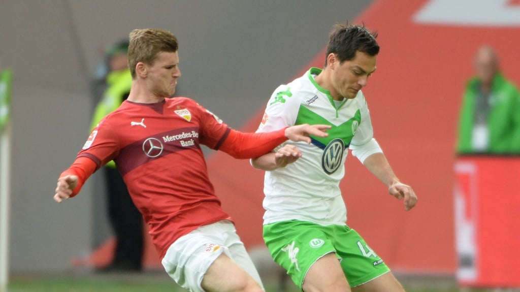 Timo Werner in Diensten des VfB Stuttgart, und Marcel Schäfer, Ex-Profi des VfL Wolfsburg, duellieren sich 2016 in der Fußball-Bundesliga.