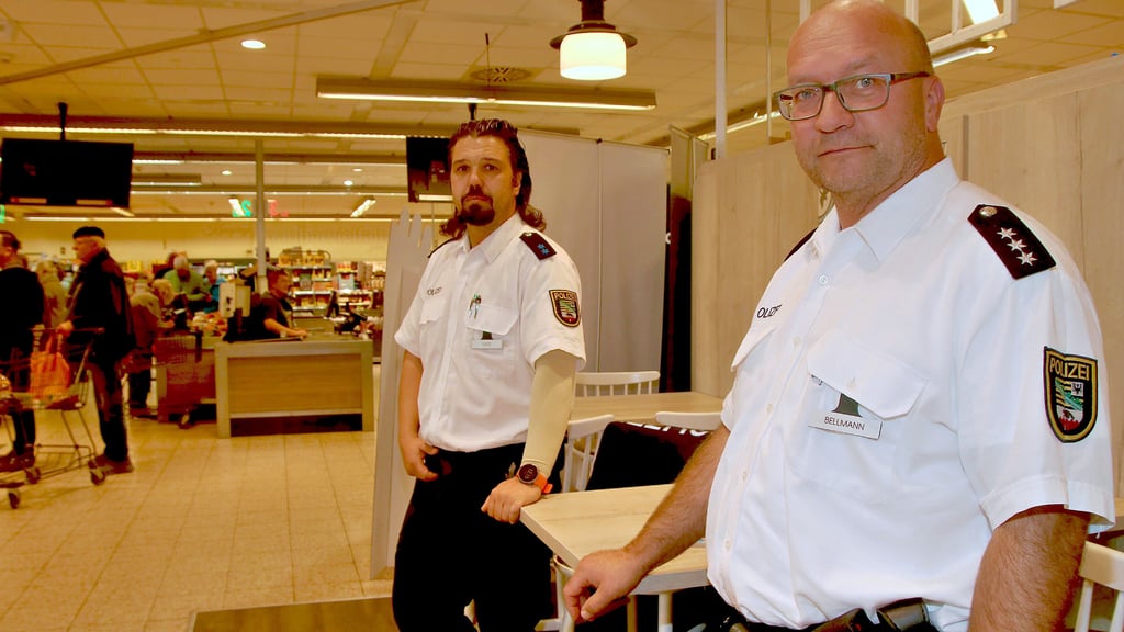Dominik Giese und André Bellmann (r.) waren am Freitag im Edeka in der Saalestadt im Einsatz und informierten, wie sich die Bürger gegen Taschendiebstahl schützen können.
