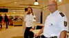 Dominik Giese und André Bellmann (r.) waren am Freitag im Edeka in der Saalestadt im Einsatz und informierten, wie sich die Bürger gegen Taschendiebstahl schützen können. 
