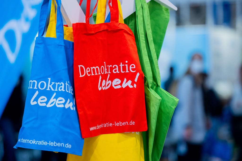 Wenn Schulen sich für Demokratie und Diversität einsetzen, werden sie oft gezielt angegangen, sagt der Chef des Schulleitungsverbands. (Symbolbild)
