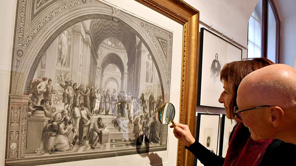 Wie detailgenau der Kupferstecher Louis Jacoby Raffaels „Schule von Athen“ reproduziert hat, können Besucher in der Ausstellung mit einer Lupe nachvollziehen. Zehn Jahre hatte der gebürtige Havelberger daran gearbeitet.