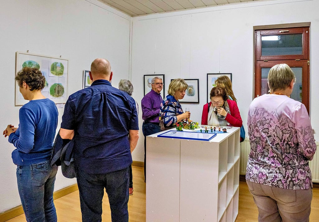 Zahlreiche Gäste besuchten am Freitagabend die Vernissage zur Ausstellung „Gezeichnet“ von Rudolf Oehme in der Galerie SchkönArt.