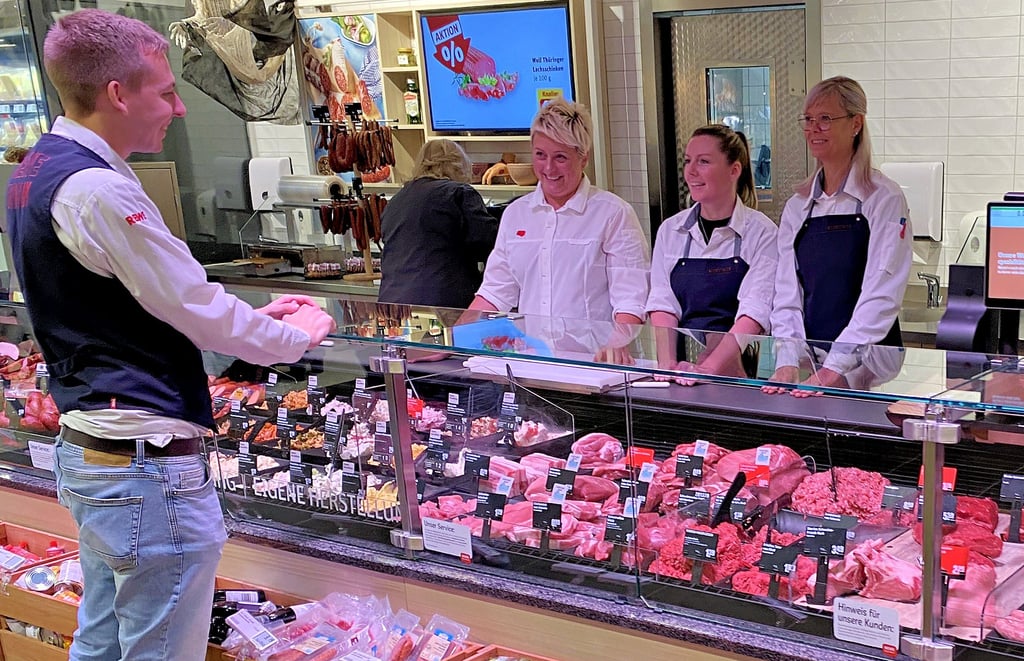 Benjamin Schreck, Marktleiter des Rewe in der Schönebecker Schullerstraße, im Gespräch mit Abteilungsleiterin Sonja Kalusa, Jenny Blechschmidt und Anja Kuligowski (von links) von der neuen Fleischtheke.