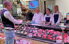 Benjamin Schreck, Marktleiter des Rewe in der Schönebecker Schullerstraße, im Gespräch mit Abteilungsleiterin  Sonja Kalusa, Jenny Blechschmidt und Anja Kuligowski (von links) von der neuen Fleischtheke. 