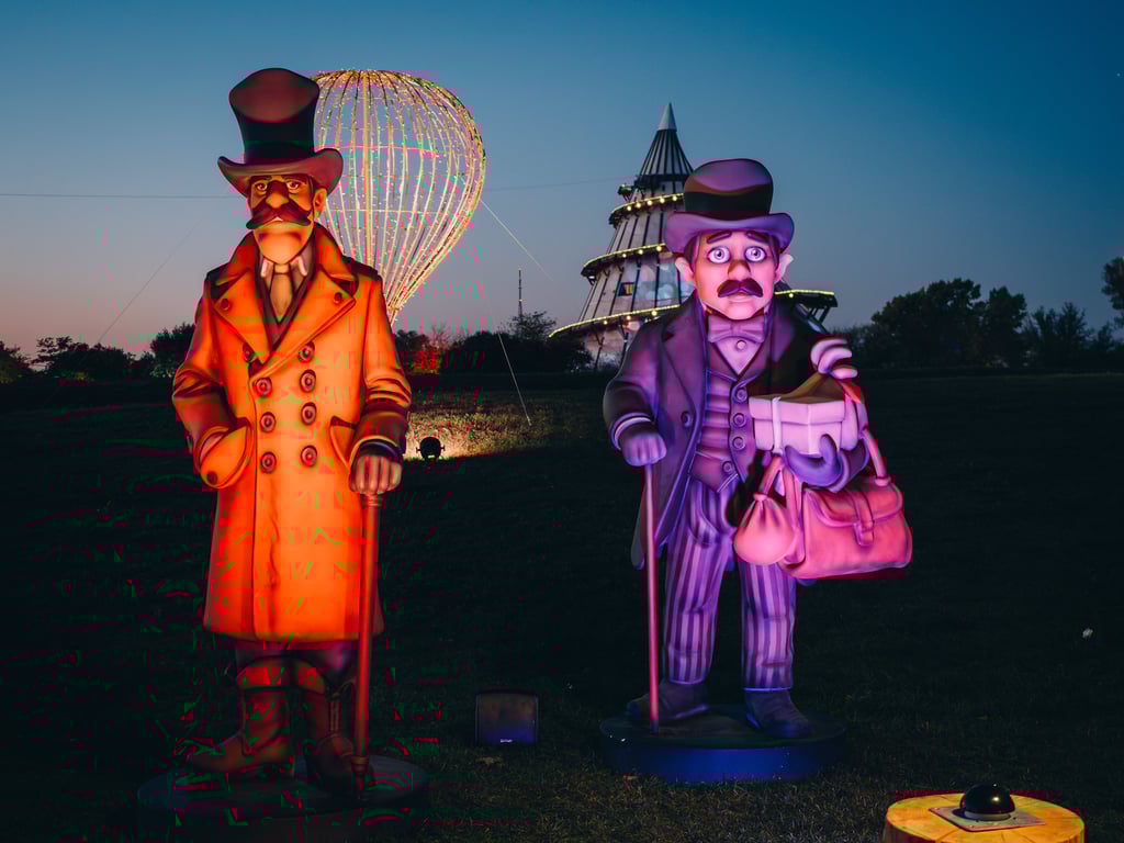 Die Lumagica im Magdeburger Elbauenpark zeichnet mit leuchtenden Attraktionen Jules Vernes "Reise um die Welt in 80 Tagen" nach.