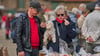 Silke, Maik und Hund Casper aus Magdeburg verkosten Äpfel auf dem Schlosshof in Hundisburg auf den Obsttagen.