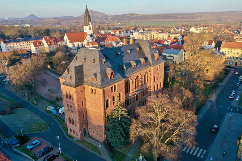 Blick auf die Schlossplatzschule in Eisleben. In der Grundschule wurden umfangreichen Sanierungsarbeiten abgeschlossen.