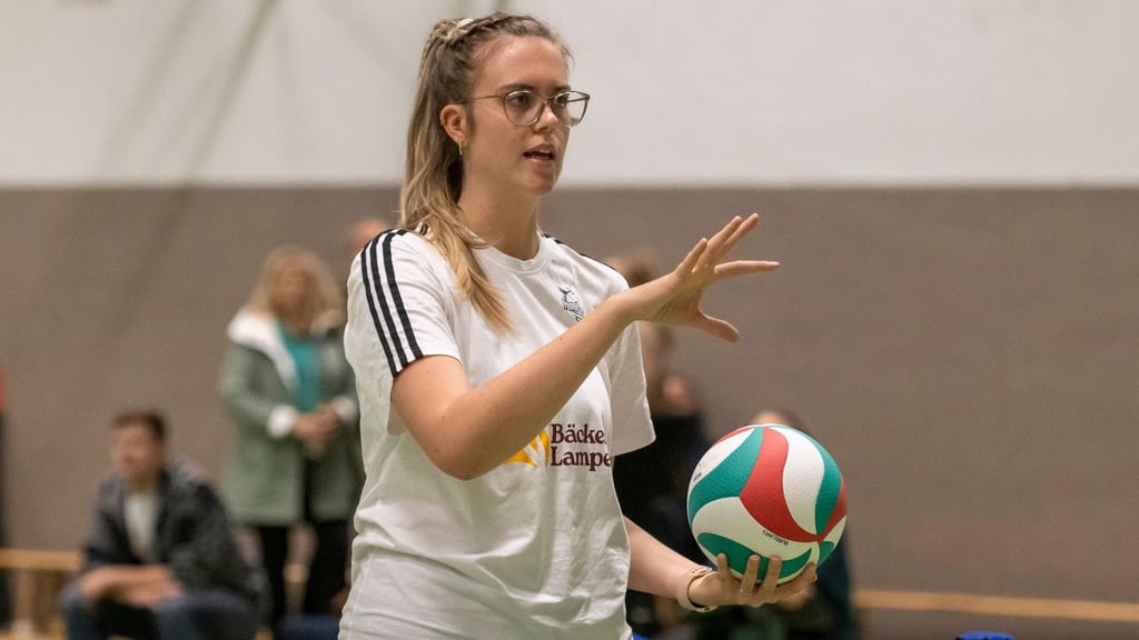 Emma Cyris gibt ihr Wissen als Co-Trainer an Halles Volleyballerinnen weiter.