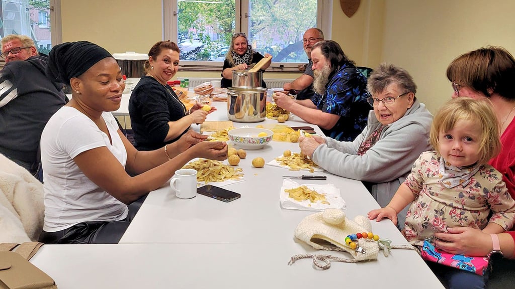 Bei „Die Neustadt kocht“ packen Jung und Alt an, um eine Kartoffelsuppe und andere Gerichte zuzubereiten.
