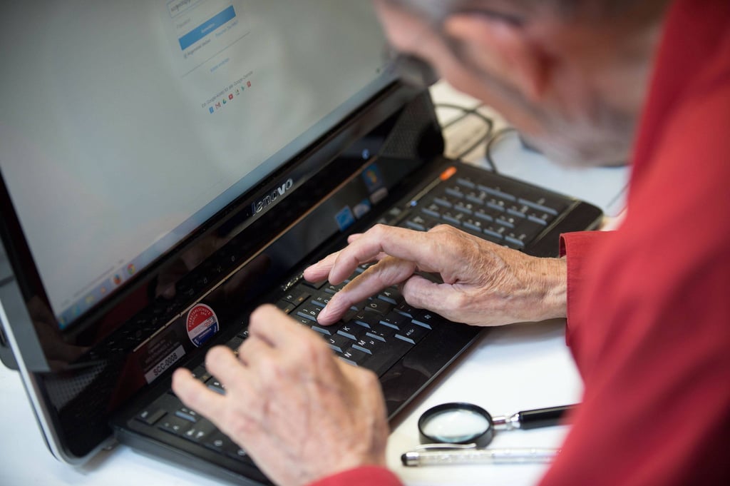 Für Senioren können vom Online-Banking schnell überfordert sein, für viele ist es gar nicht erst eine Option, um ihre Geldgeschäfte abzuwickeln.