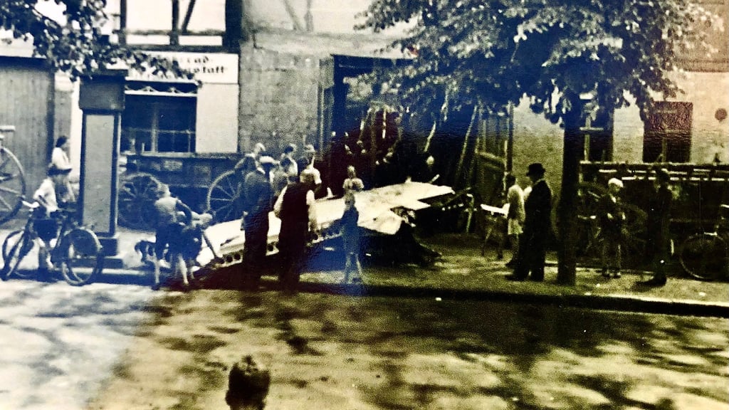 Ein Flügel des am 7. Juli 1944 über Quedlinburg explodierten Flugzeugs fiel in die Altetopfstraße.