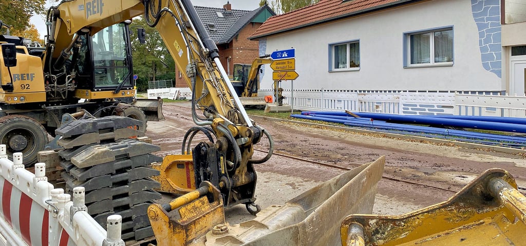 Die Bauarbeiten in der Staßfurter Straße – Ortsdurchfahrt Neundorf – laufen auf Hochtouren.