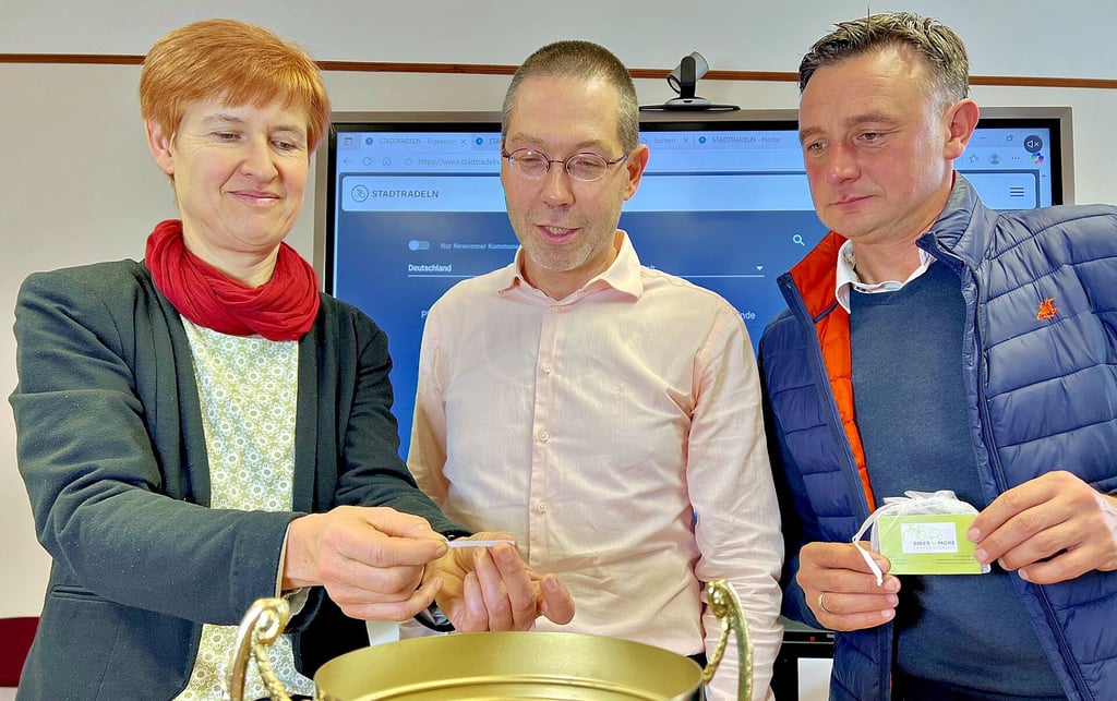 Julia Tarlatt zog mit Markus Senze (Mitte) und Matthias Marx die Gewinner der 75-Euro-Gutscheine.