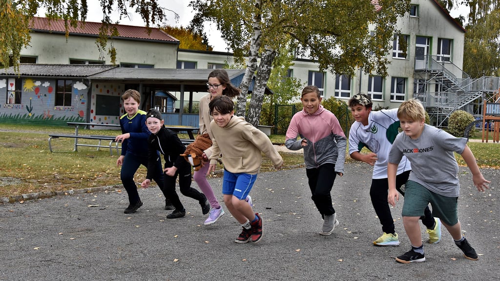 Mit strahlenden Gesichtern und voller Energie laufen die Kinder der Ohreschule Runde um Runde – jede einzelne bringt sie ihrem großen Wunsch ein Stück näher.