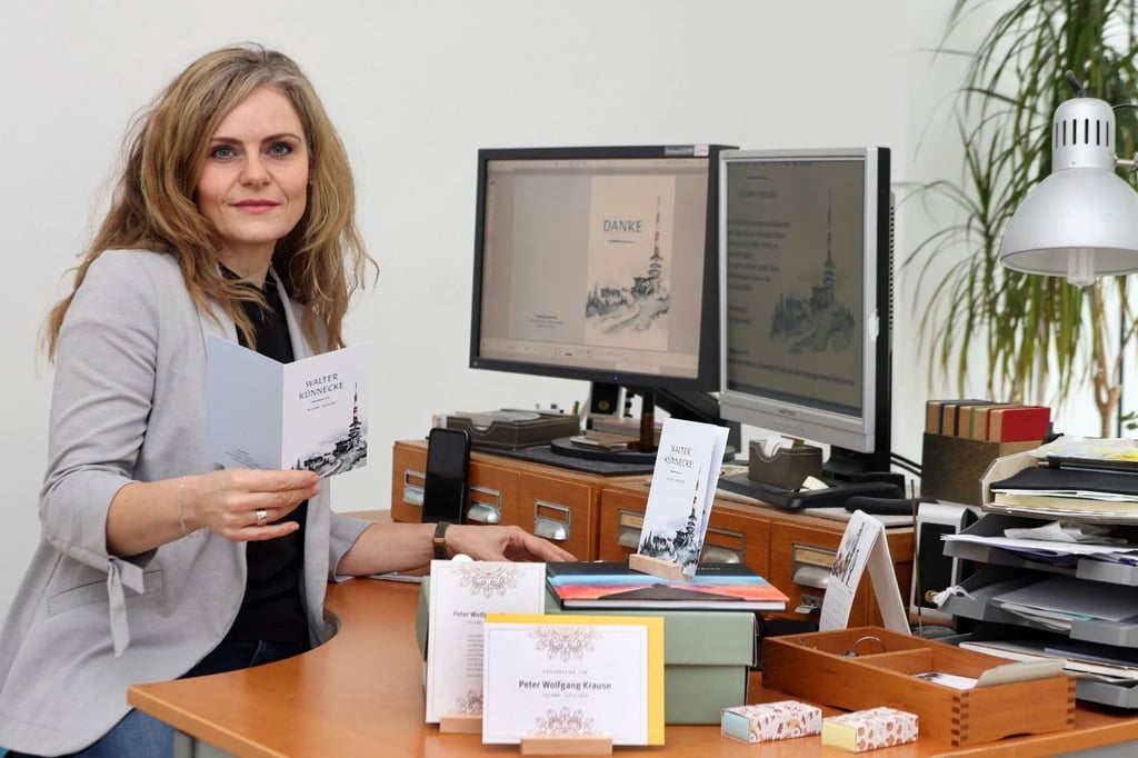 Jennifer Pluskat hat zum Beispiel eine Trauerkarte mit einer Brockenansicht versehen. Der Verstorbene hatte eine starke Bindung zu dem Berg, den er zu DDR-Zeiten nicht betreten durfte.