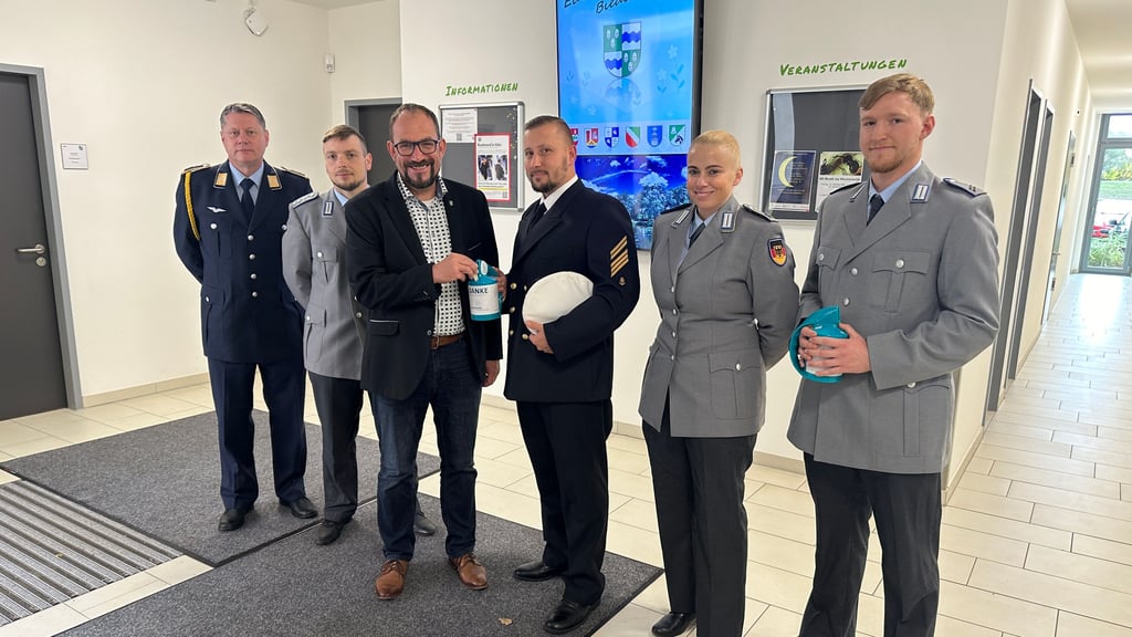 Mit einer Spende gibt Bürgermeister Kay Gericke den Startschuss des alljährlichen Spendenmarathons zu Gunsten des Volksbundes für die Deutsche Kriegsgräberfürsorge.