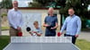 Eine neue Tischtennisplatte wurde bereits in diesem Sommer auf dem Festplatz in Thurland aufgestellt. Spendiert wurde sie vom  Chemiepark Bitterfeld-Wolfen. Geschäftsführer Patrice Heine (l,) übergab sie an Ortsbürgermeister Nils Naumann (r.).