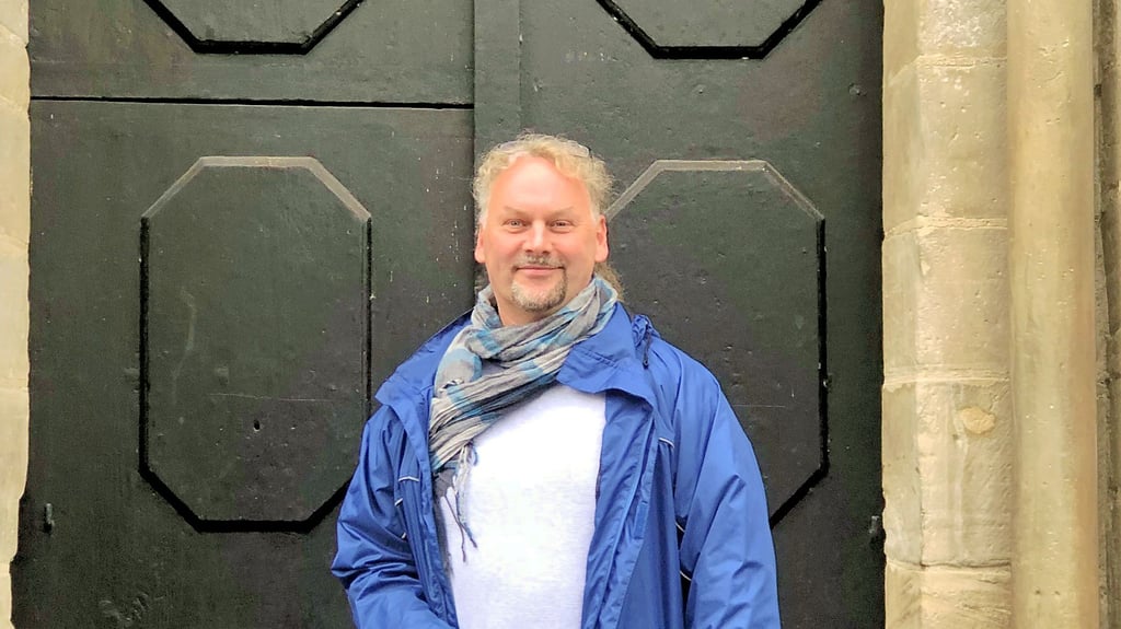 Im Herzen von Coswig: Bastian Loran an der Kirche St. Nicolai