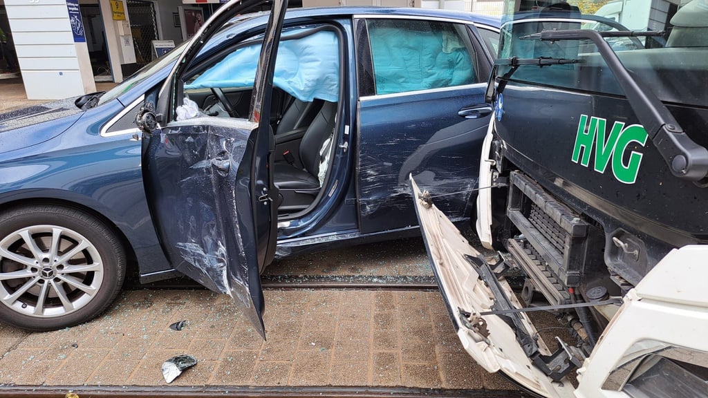 Der tonnenschwere Linienbus der HVG krachte dem Daimler, dessen Fahrer direkt hinter der Haltestelle in der Kühlinger Straße wenden wollte, trotz Vollbremsung in die linke Fahrzeugseite. Unter anderem der Autofahrer wurde beim Unfall verletzt.
