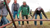 Beim Aufstellen der zwei Jägerbänke an der Streuobstwiese ist Geschick gefordert.  