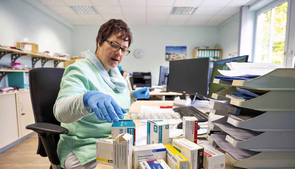 Katja Will vom Pflegedienst Eira stellt die Medikamente für einen Patienten bereit.