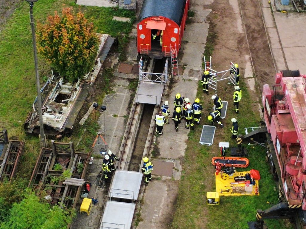 Auch das Thema „Bahnrettung“ wird bei der aufwändigen Trainingseinheit mit großem Aufgebot geübt.
