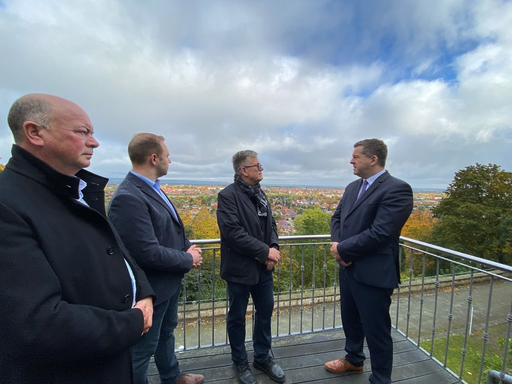 Gespräch mit Ausblick : Auf dem kleinen Balkon am Wintergarten des Jagdschlösschchens in den Spiegelsbergen Halberstadts reden Wirtschaftsminister Sven Schulze (rechts) und Architekt Jörg Gardzella über die begonnene Sanierung.