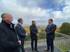 Gespräch mit Ausblick : Auf dem kleinen Balkon am Wintergarten des Jagdschlösschchens in den Spiegelsbergen Halberstadts reden Wirtschaftsminister Sven Schulze (rechts) und Architekt Jörg Gardzella über die begonnene Sanierung.