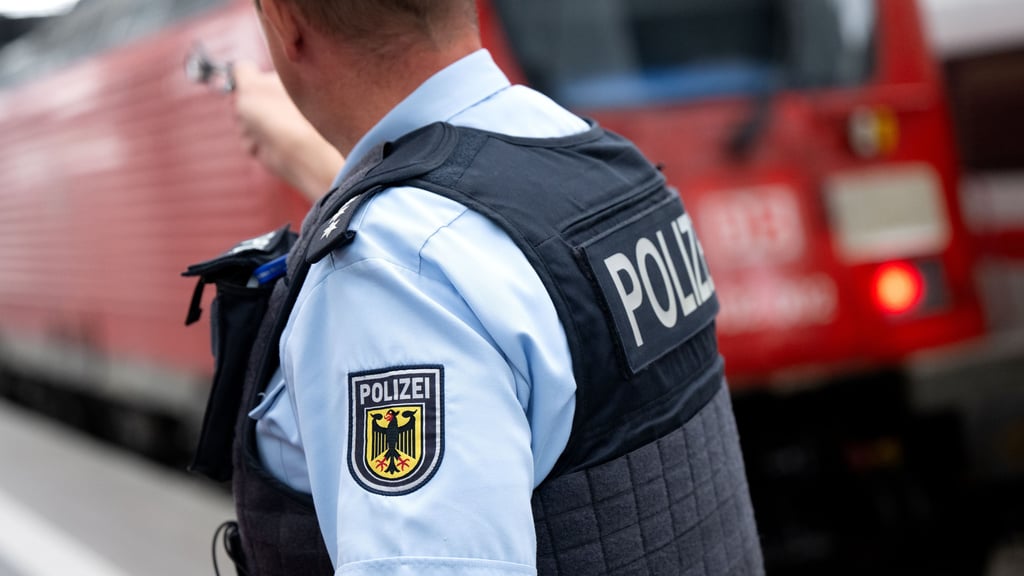 Nach einem Fußballspiel kam es am Hauptbahnhof Halle (Saale) zu einer unschönen Situation: Ein Fußballfan schleuderte eine Getränkedose in Richtung der Bundespolizei, traf aber einen Passanten. Nun fahndet die Bundespolizei nach dem Dosenwerfer.