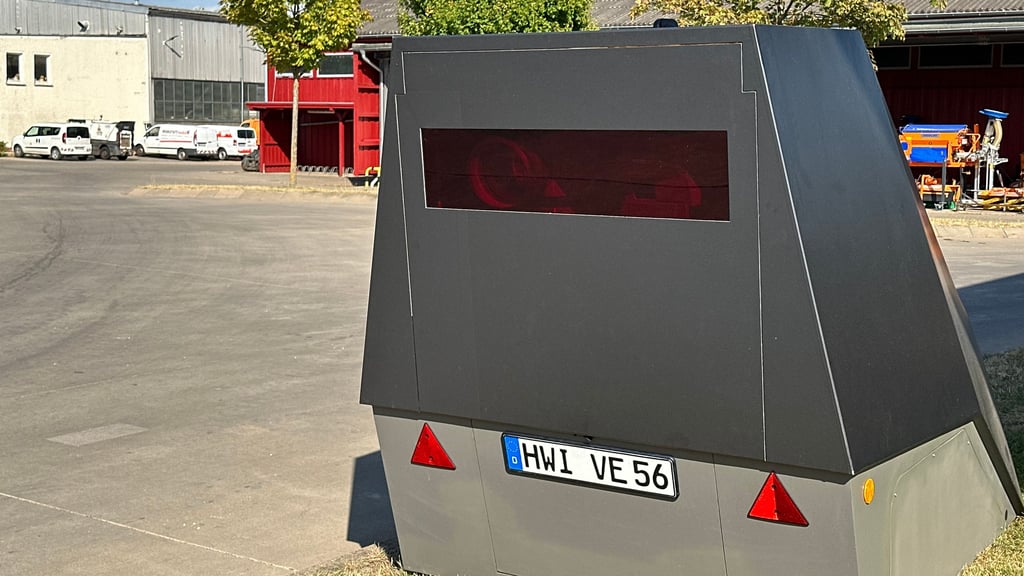 Der neue Blitzer in Magdeburg, der sogenannte Enforcement Trailer, hat seit dem Start über 4.000 Verstöße festgestellt.