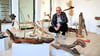 Uwe Kelling aus Leitzkau stellt im Zerbster Kunstfenster derzeit Phantasien aus Treib- und Wurzelholz aus.
