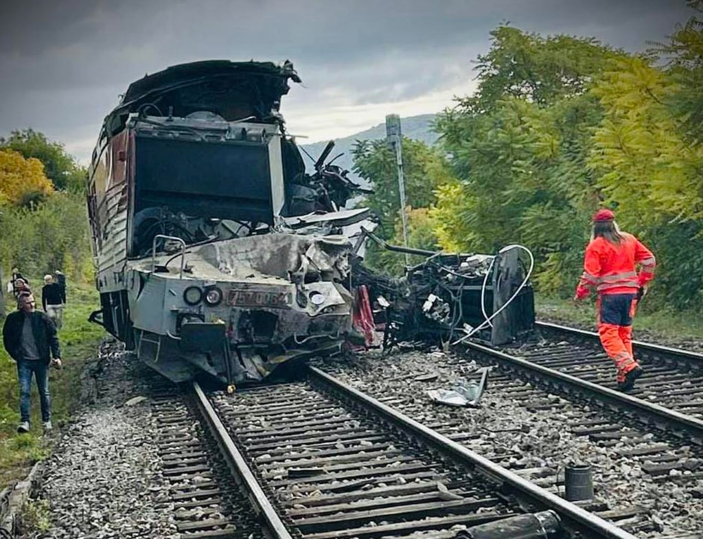 Der Zusammenstoß der beiden Personenzüge ereignete sich nahe dem Dorf Jablonov nad Turnou im Südosten der Slowakei, nahe der Grenze zu Ungarn.