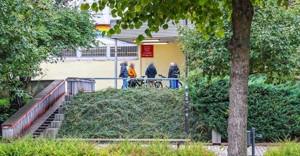 Der Vorplatz der Norma-Kaufhalle in der Weißenfelser Innenstadt ist ein beliebter Treffpunkt. Häufig wird dort in Gruppen Alkohol gekauft und konsumiert.