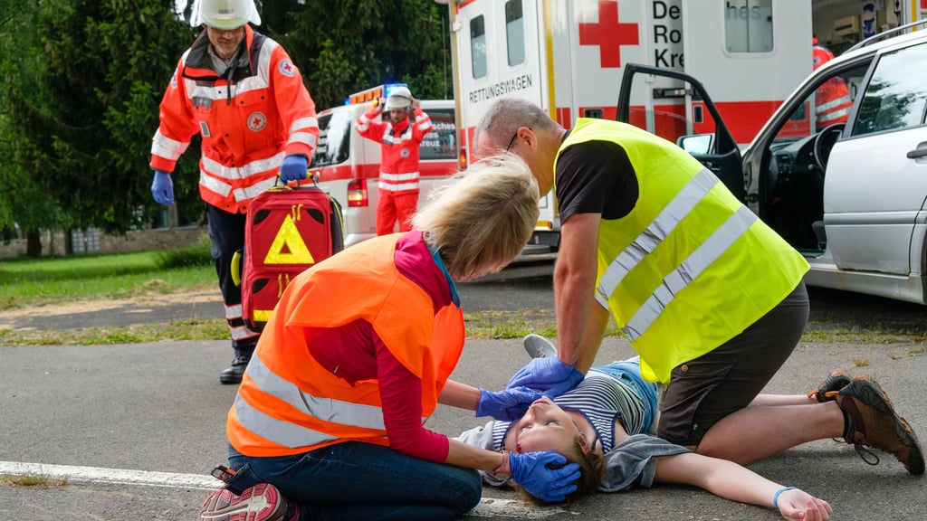 Helfer der DRK-Kreisverbandes Wanzleben bei der Wiederbelebung.
