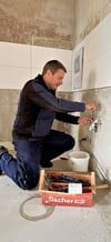 Haustechniker und WoGe-Vorstandsmitglied Holm Epperlein ist hier in einer der von Grund auf zu modernisierenden Wohnungen  in der Mozartstraße tätig. Bevor die Wohnung, die noch DDR-Charme hatte, neu vermietet wird, investiert die Genossenschaft in modernsten und durchdachten Standard – ein Grund, weshalb die Interessenten Schlange stehen.