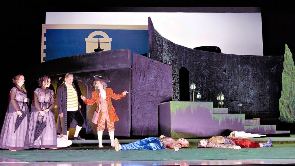 Vor der Wörlitzer Vulkan-Insel mit Villa Hamilton: Ania Vegry, Marta Pluda, Michael Tews, Bogna Bernagiewicz, Enrico Iviglia und Baris Yavuz (v. l.)