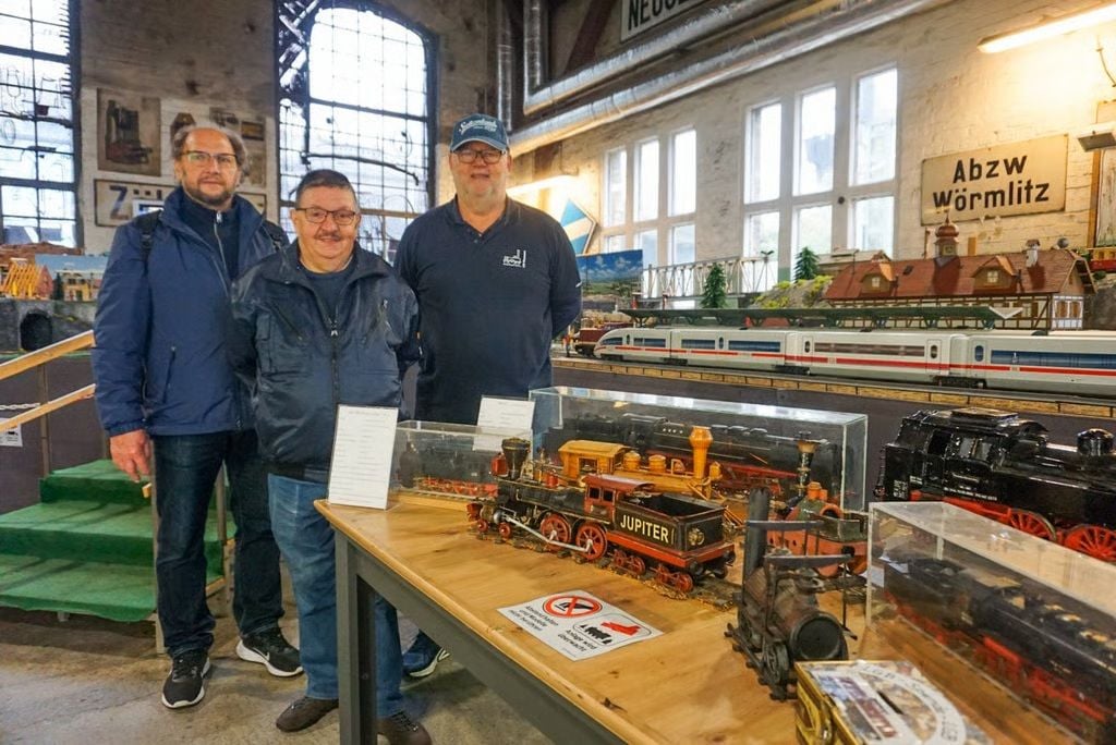 Die ehrenamtlichen Modellbahner Thomas Kähne, Uwe Hinke und Martin Stritzke im DB Museum Halle.
