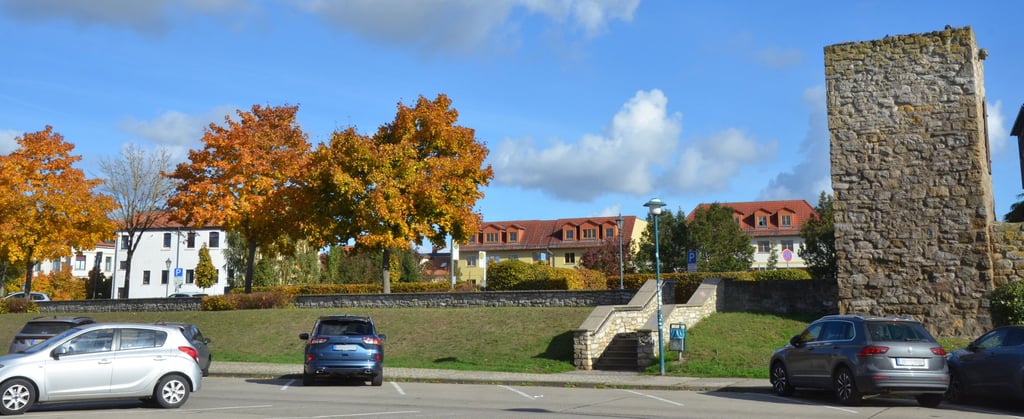 Der Parkplatz in der Lindenstraße mit Blick auf den Hackelberg in Oschersleben.