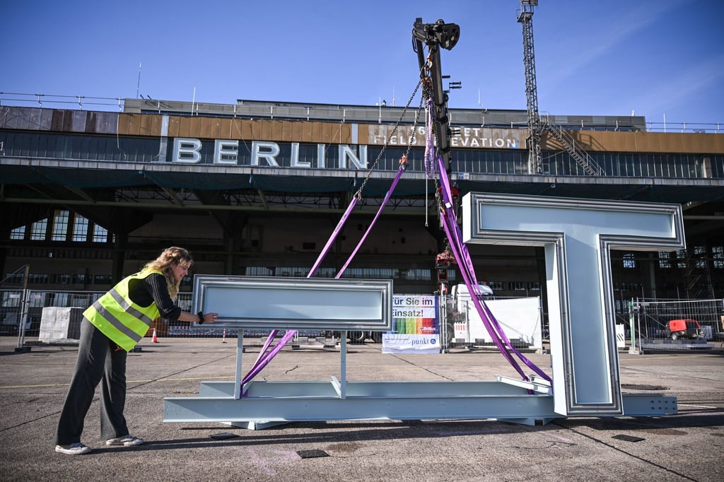 Bis zum Wochenende sollen die Buchstaben wieder auf dem Tempelhofer Feld leuchten.