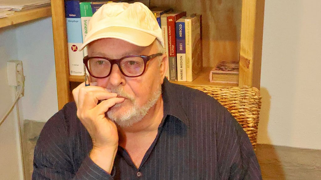 Roland Herbert in seinem Keller – hier sitzt er und schreibt immer wieder neue Ideen nieder.