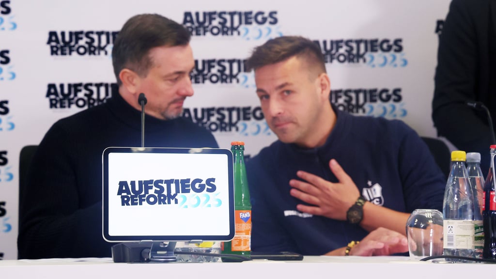 Tommy Haeder vom Chemnitzer FC (r.) vertritt den Fußball-Osten in der Arbeitsgruppe für eine Aufstiegsreform. HFC-Sportchef Daniel Meyer (l.) ist sein erster Stellvertreter.