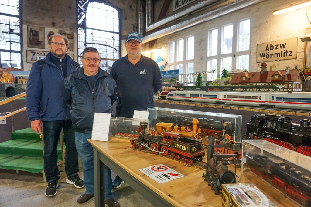 Die ehrenamtlichen Modellbahner Thomas Kähne, Uwe Hinke und Martin Stritzke im DB Museum Halle.