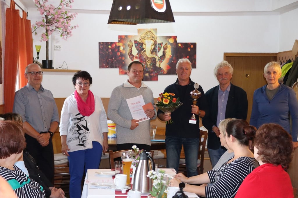 Die Siegerehrung um den Pokal des Oberbürgermeisters für Dessau-Roßlaus beste Kleingartensparte.