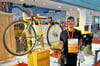 Louis Dammer mit seinem individuellen Holz-Fahrradhalter. 
